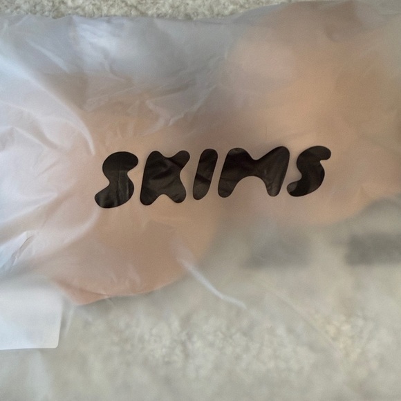 [Skims] NWT Smoothing Full Coverage Lightly Lined Bra - Picture 6 of 6